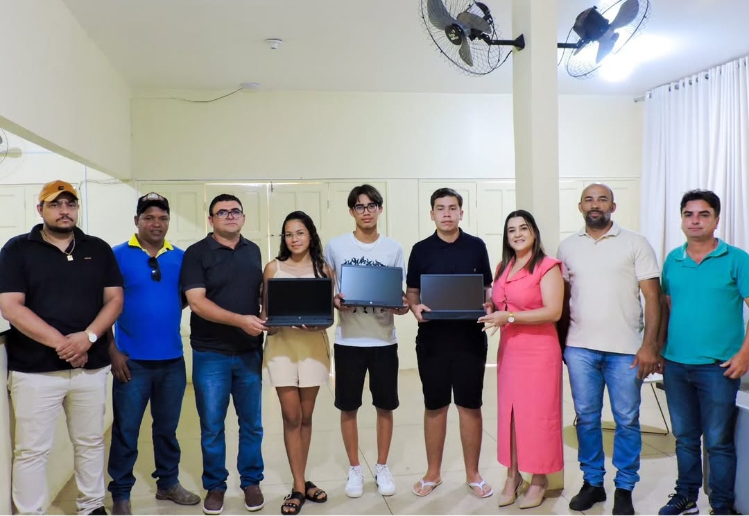 Entrega dos notebooks aos alunos que concluíram o Ensino Fundamental com o melhor desempenho escolar.
